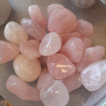 Lataa kuva Galleria-katseluun, Ruusukvartsi Rumpuhiottu 2,5-3,5 cm