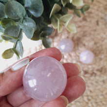 Lataa kuva Galleria-katseluun, Ruusukvartsi Kuula n. 2,5 - 3,5 cm