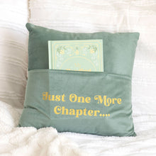 Lataa kuva Galleria-katseluun, Tyyny - Just One More Chapter Paperinoita
